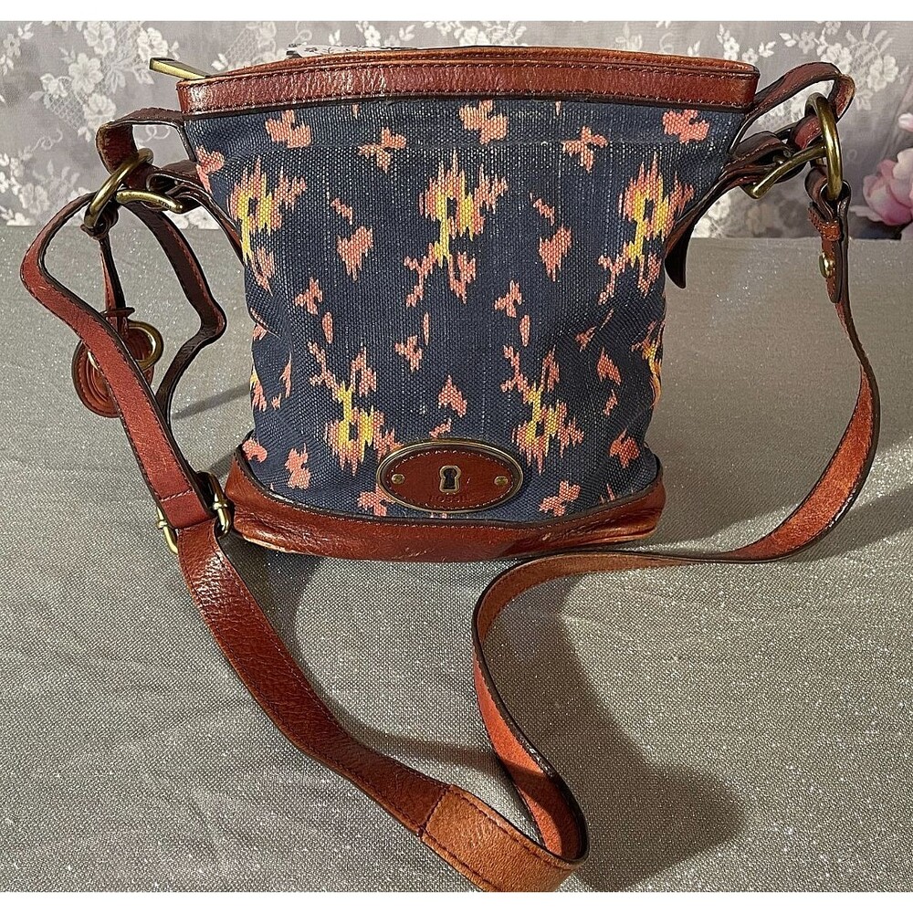 Vintage Y2K Fossil Maddox Tapestry Leather Crossbody Bag Boho Floral Key Charm